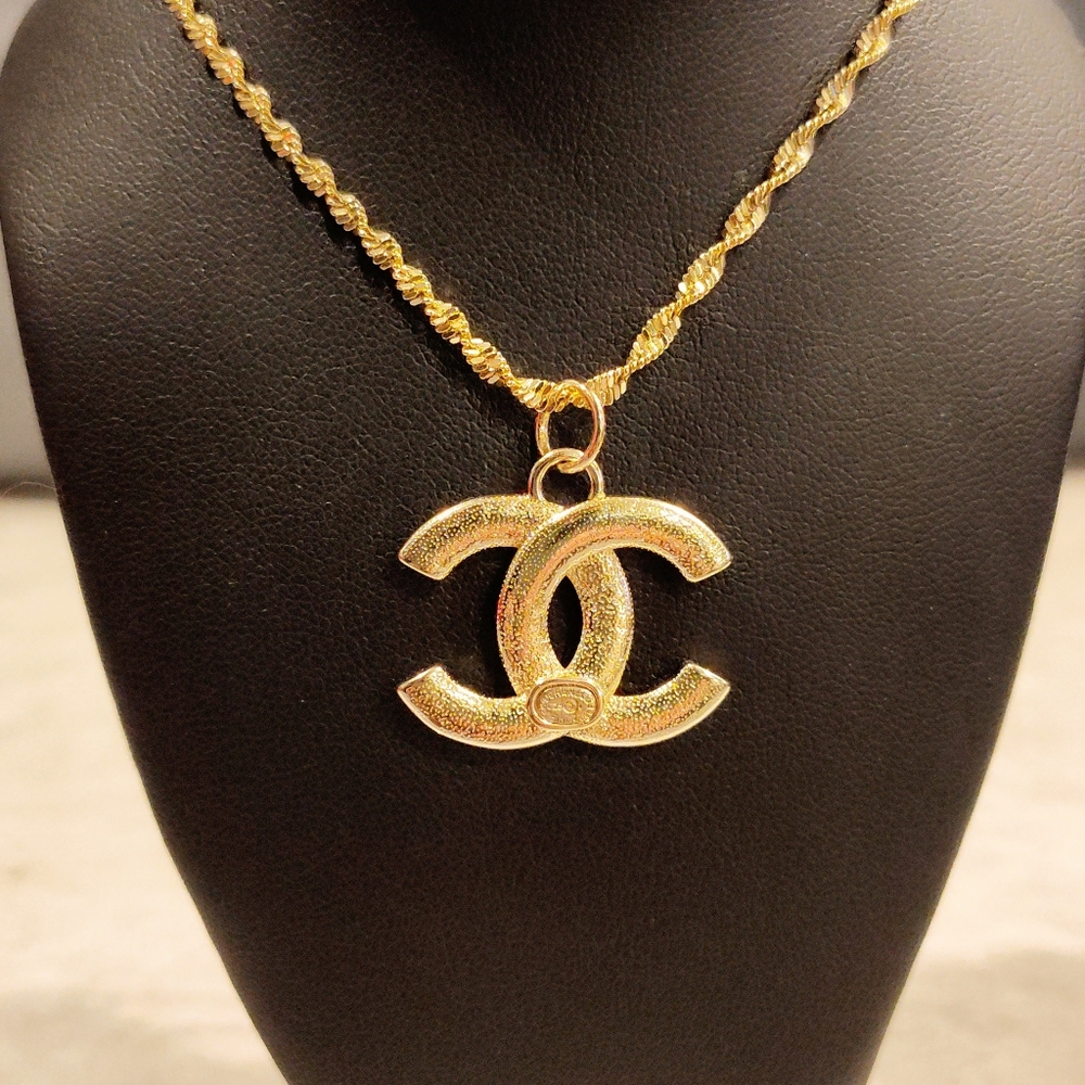CHANEL CC 18K GOLD PLATED BLACK & WHITE CC LOGO PENDANT ON GOLD PLATED NECKLACE - Picture 9 of 13